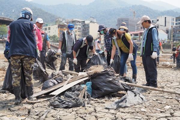 日月潭底「噁爛垃圾山」露出見光！居民受不了上百人淨潭撿1噸