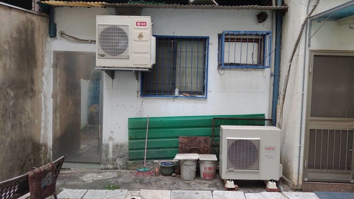 點我看大圖 鄰居店面把冷氣室外機裝在我家店面的後面,請問對方有什麼法律責任與該如何處理?