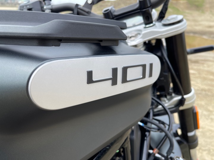 Husqvarna Svartpilen 401(黑箭401)水牛坑開箱小試