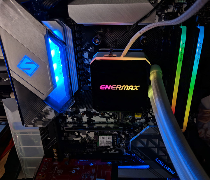 純白版ENERMAX LIQMAXIII 360一體式水冷動手玩