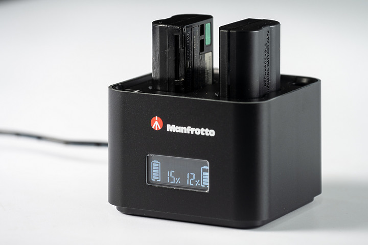 點我看大圖 【開箱】Manfrotto ProCUBE 雙座相機電池充電器 for Nikon/Canon