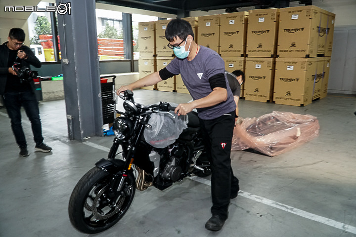 【採訪】英倫超值三缸 Triumph 凱旋 Trident 660 正式抵台到港開箱！