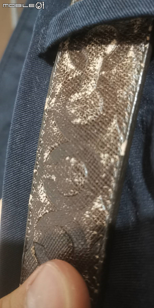 請問Coach皮帶用久變這樣是正常的嗎？？