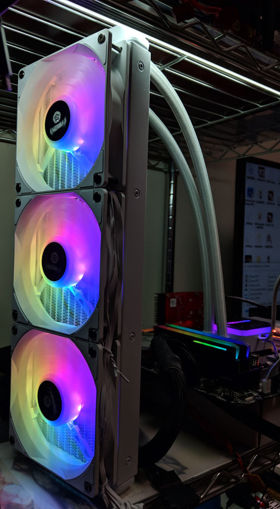 純白版ENERMAX LIQMAXIII 360一體式水冷動手玩
