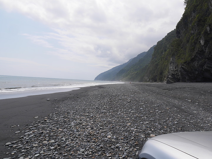 1代RAV4:都會休旅車打卡景點-南澳沙灘海蝕洞
