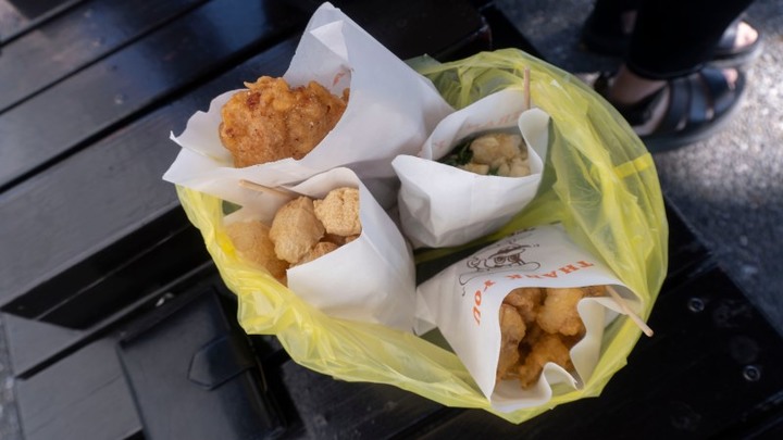 台中水湳市場美食挖寶趣，台中炒麵果然要配東泉辣醬！