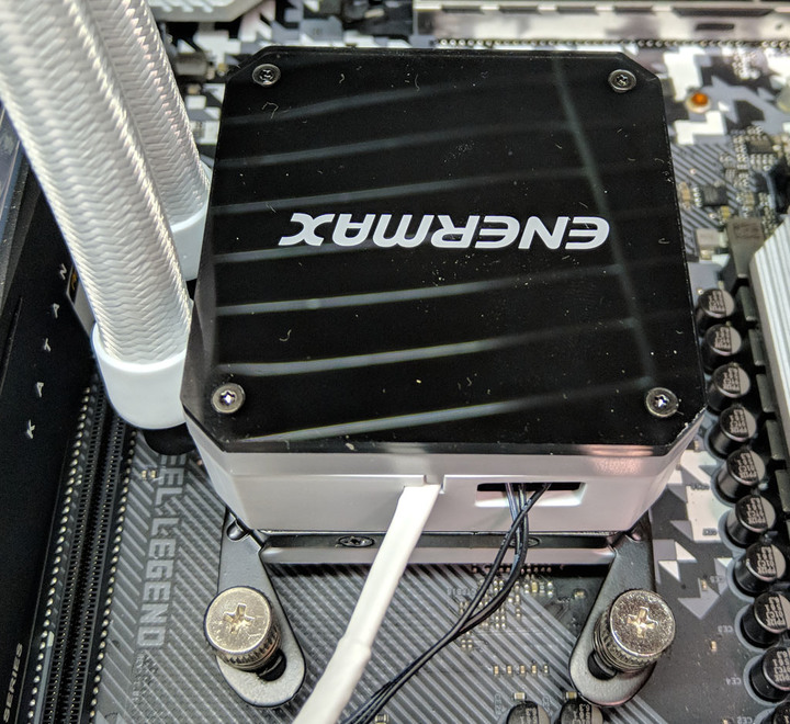 純白版ENERMAX LIQMAXIII 360一體式水冷動手玩