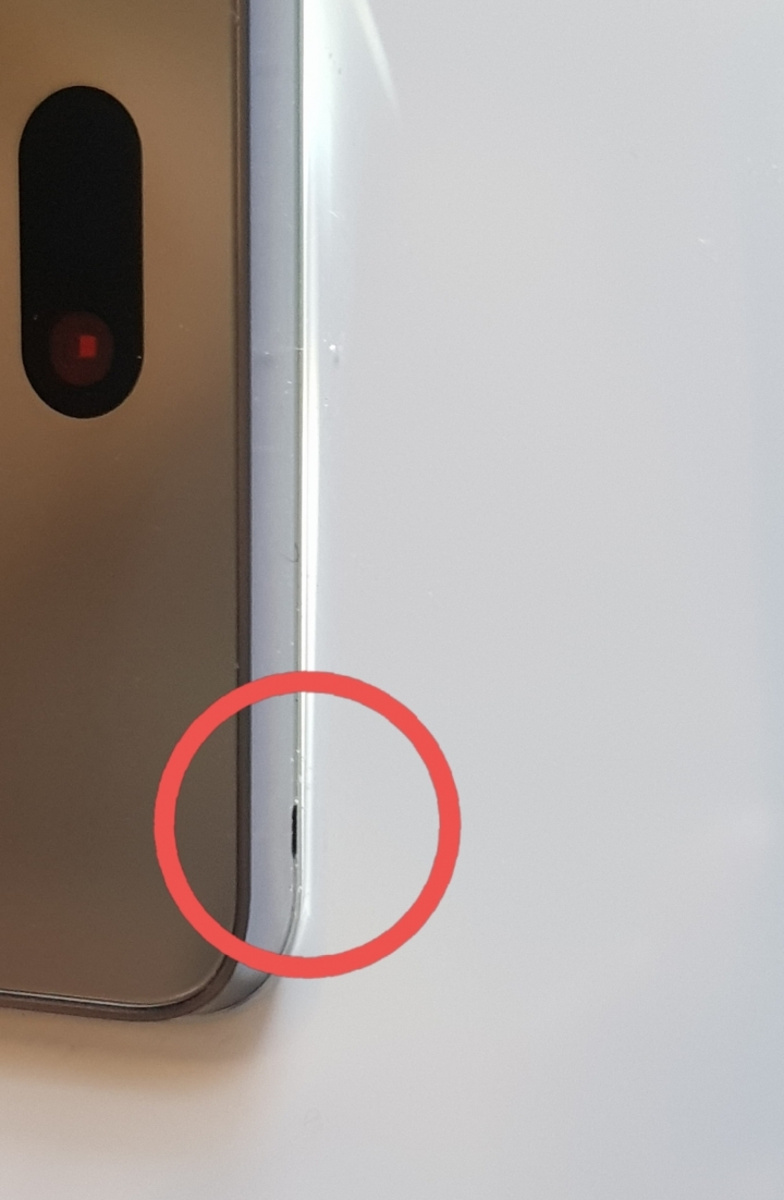 請問 samsung note20 ultra 的鏡頭 和機身有細縫 是正常的嗎？