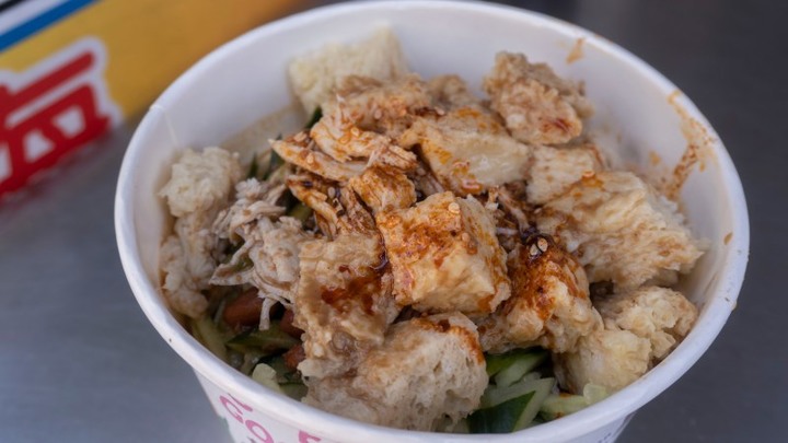 台中水湳市場美食挖寶趣，台中炒麵果然要配東泉辣醬！