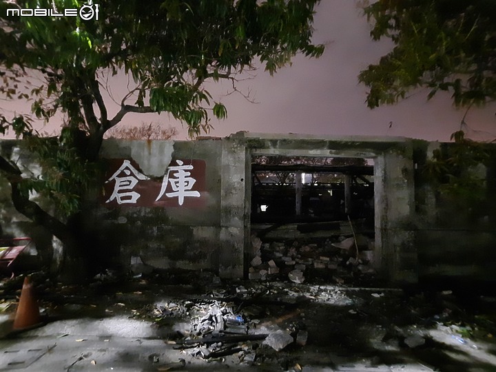 [高雄駁二藝術特區]火災過後的本東倉庫商店