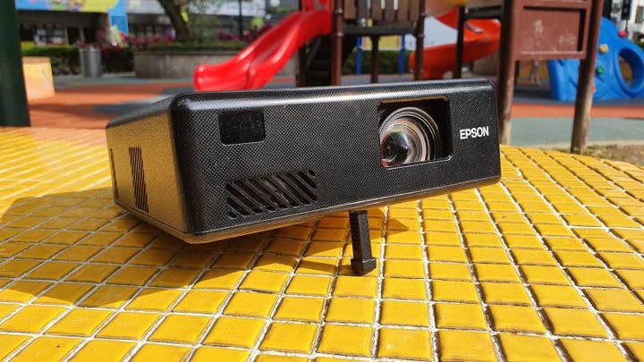EPSON EF-11自由視移動迷你雷射投影機。輕便小巧的新選擇。