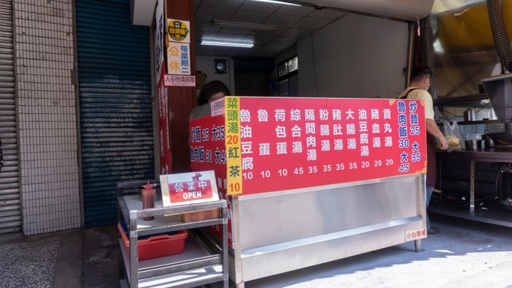 台中水湳市場美食挖寶趣，台中炒麵果然要配東泉辣醬！
