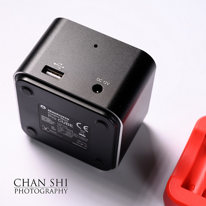 點我看大圖 【開箱】Manfrotto ProCUBE 雙座相機電池充電器 for Nikon/Canon