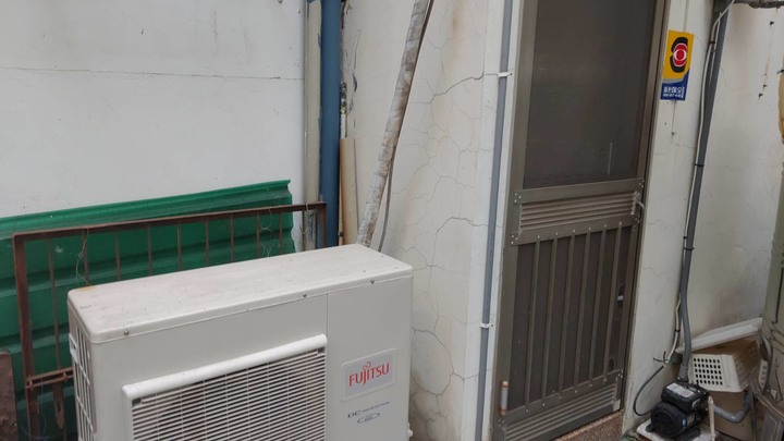 點我看大圖 鄰居店面把冷氣室外機裝在我家店面的後面,請問對方有什麼法律責任與該如何處理?