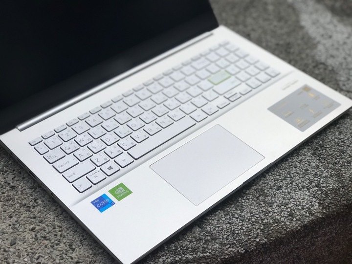 [OL 出任務] VIVOBOOK S533 幻彩白開箱，捕捉瞬間耀眼的流光溢彩