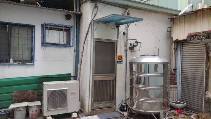 點我看大圖 鄰居店面把冷氣室外機裝在我家店面的後面,請問對方有什麼法律責任與該如何處理?