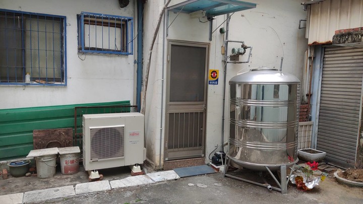 點我看大圖 鄰居店面把冷氣室外機裝在我家店面的後面,請問對方有什麼法律責任與該如何處理?