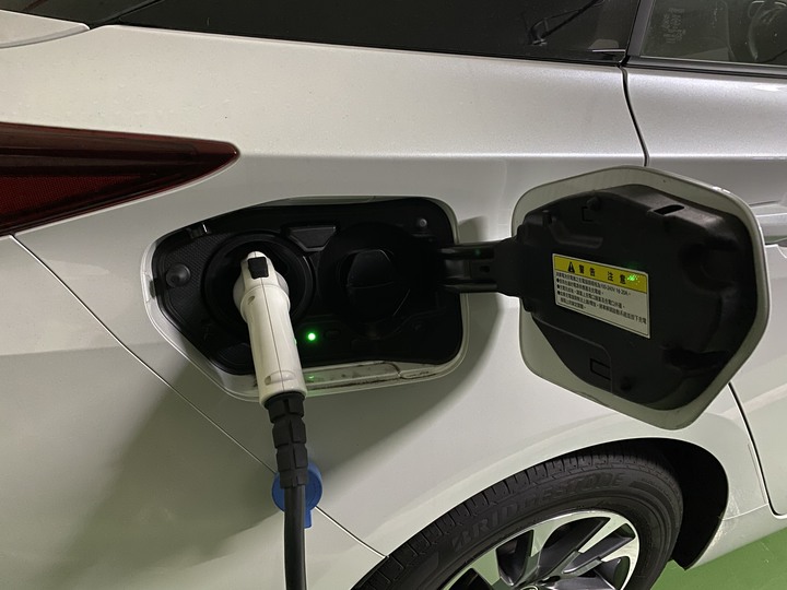 Prius PHV一個月心得，這裡有車友嗎？