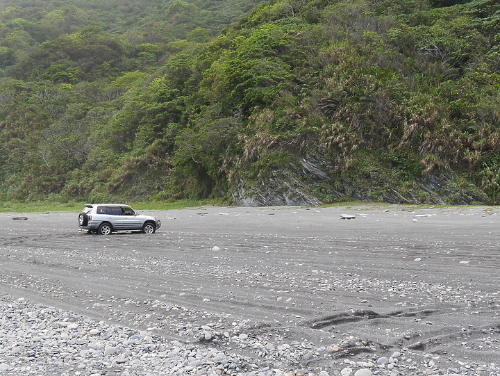 1代RAV4:都會休旅車打卡景點-南澳沙灘海蝕洞