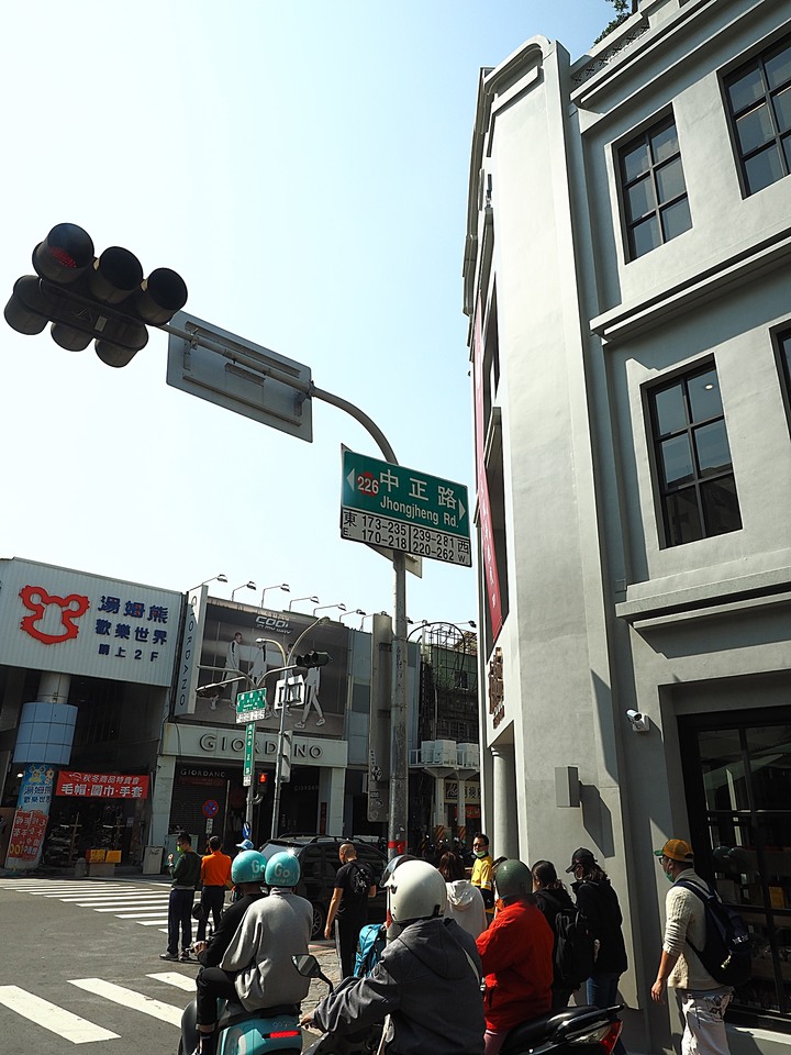 臺南市 中西區 戎館｜黑橋牌香腸門市 — 古早戲院門面還原，重見天日賣香腸了~~~