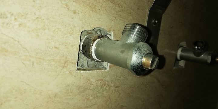 牆壁冷熱水管不平(差6mm)，請教安裝淋浴龍頭漏水疑慮~