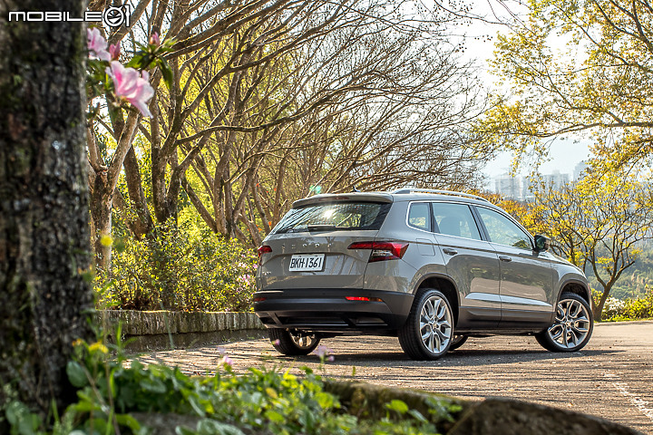 Skoda Karoq 台灣黑熊特仕版試駕|有 Bear 來、C/P值更高的中堅休旅!