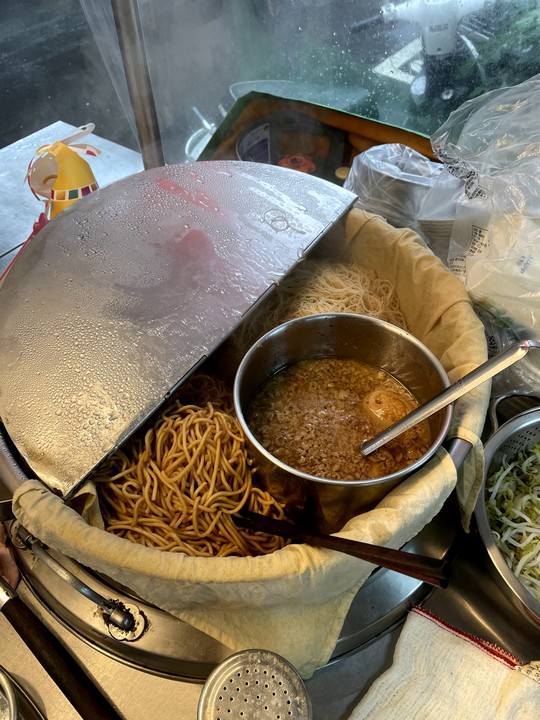 推薦:南京東路五段123巷古早味---豬血湯+炒麵