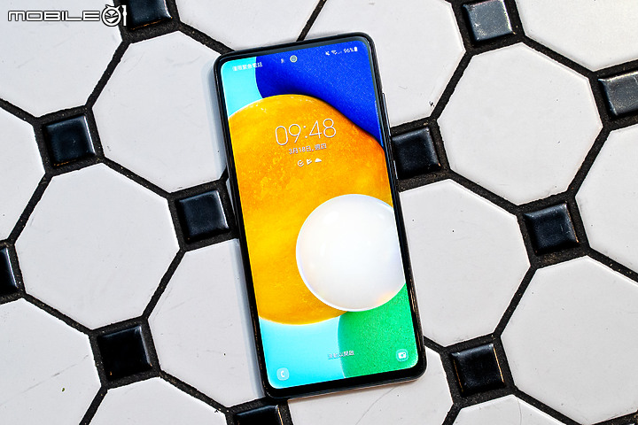 三星Galaxy A52 5G登台 防水、120Hz螢幕售13,990元起