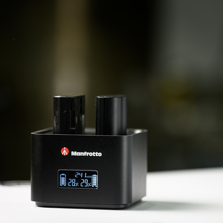 點我看大圖 【開箱】Manfrotto ProCUBE 雙座相機電池充電器 for Nikon/Canon
