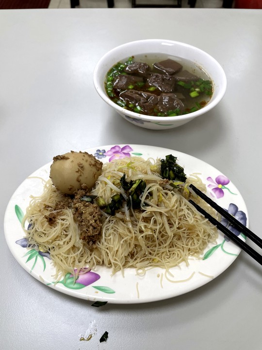 推薦:南京東路五段123巷古早味---豬血湯+炒麵