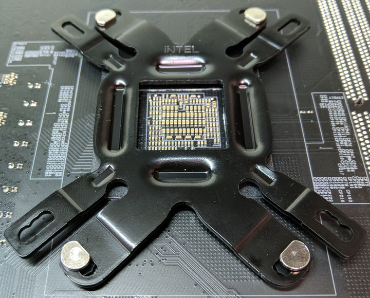純白版ENERMAX LIQMAXIII 360一體式水冷動手玩