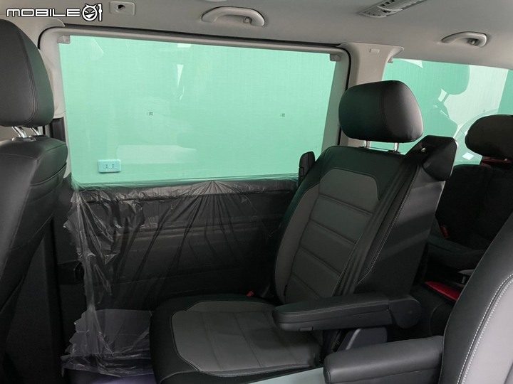 新車Multivan 貼帥氣隔熱紙 前檔T2-30+車身T2-15