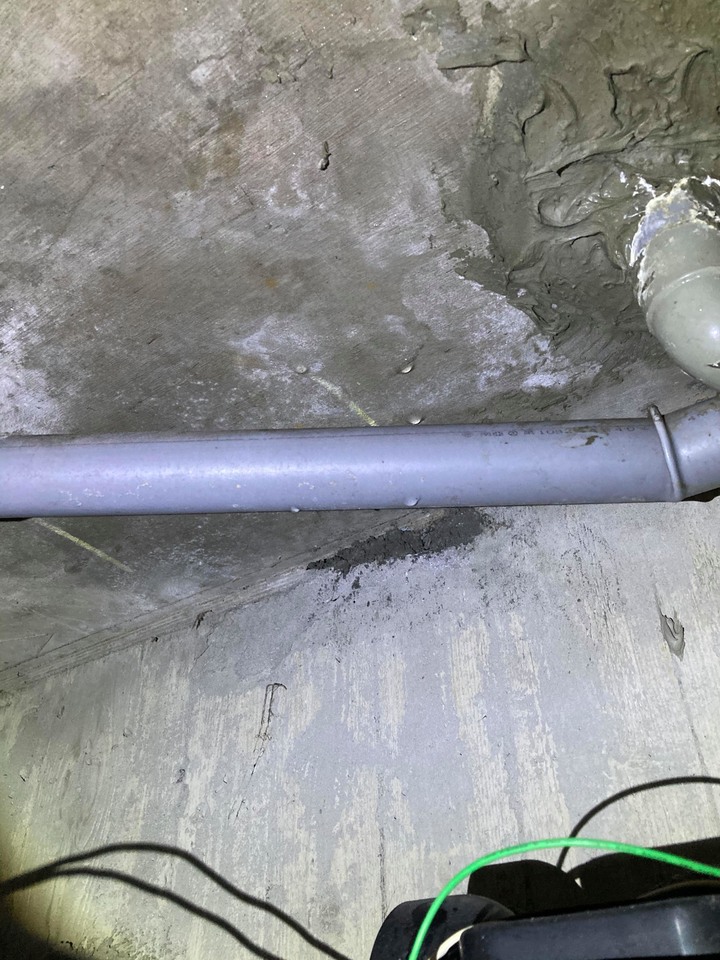 樓上浴室地面排水管旁水泥沒有做密封防水造成漏水,該如何處理?