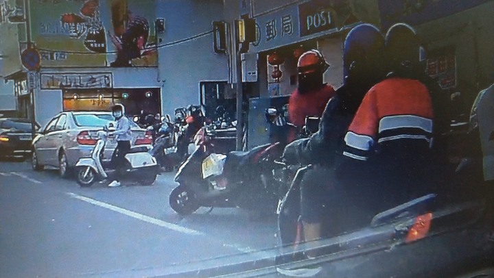暫停並排停車不等於臨時並排停車？