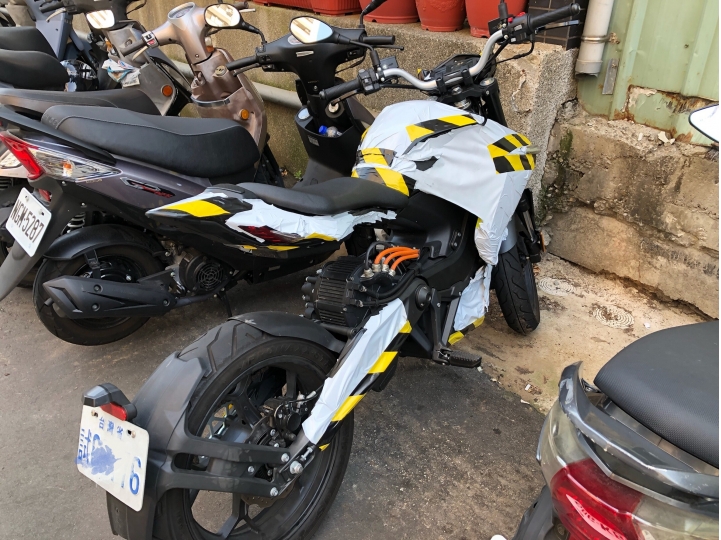 檔車外型的不知名的電動車