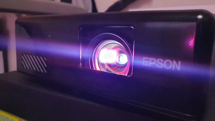 EPSON EF-11自由視移動迷你雷射投影機。輕便小巧的新選擇。