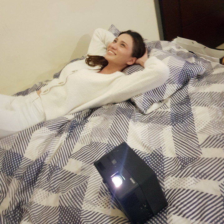 好投 好看 又好玩!超不受限的迷你雷射投影機 - Epson EF-12。