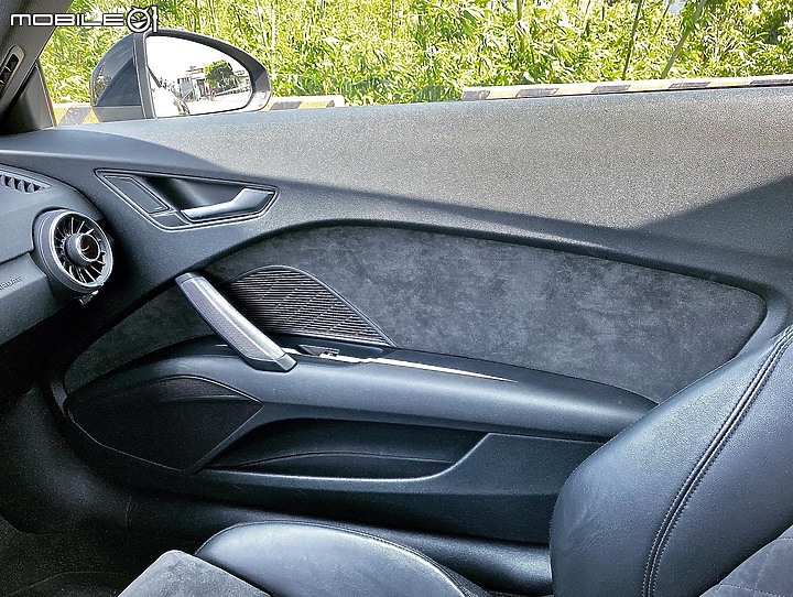 點我看大圖 Audi TT Coupe 45 TFSI quattro 之 Alcantara 麂皮內裝分享