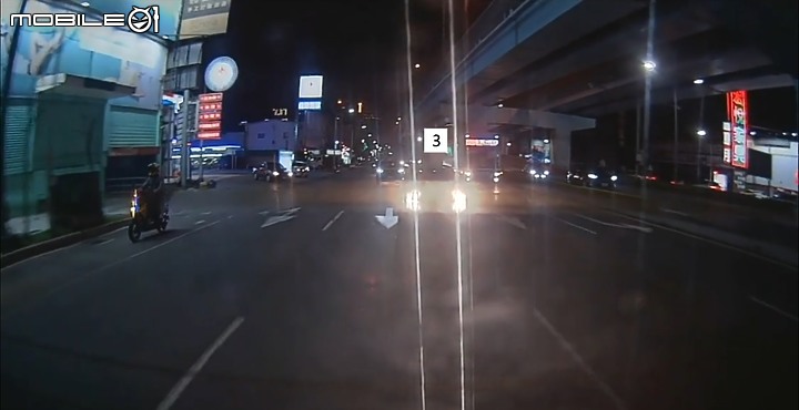 點我看大圖 四輪大爺整路開遠燈,跑來我後面讓我檢舉,慢走不送 ~ ~