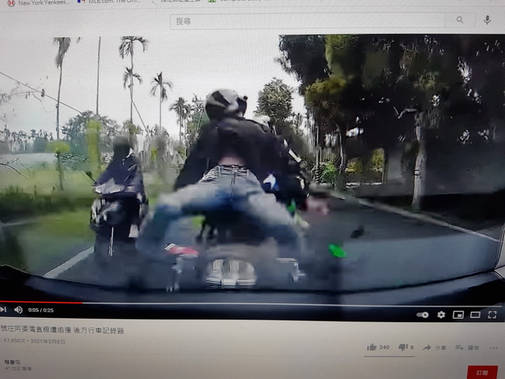 震撼！阿婆彎的肇事重機追撞機車  騎士騰空飛起來