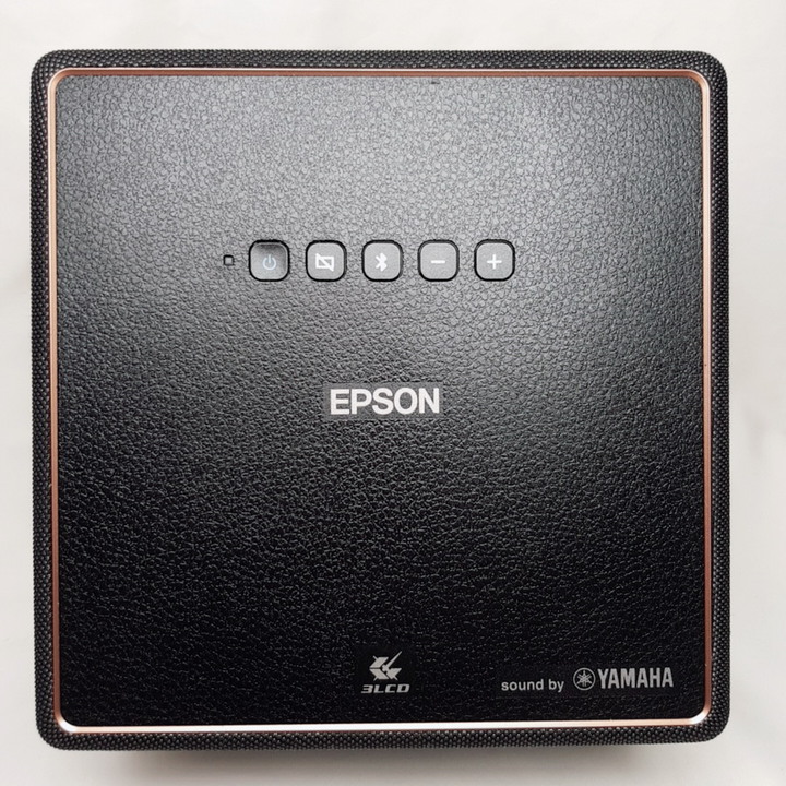 好投 好看 又好玩!超不受限的迷你雷射投影機 - Epson EF-12。