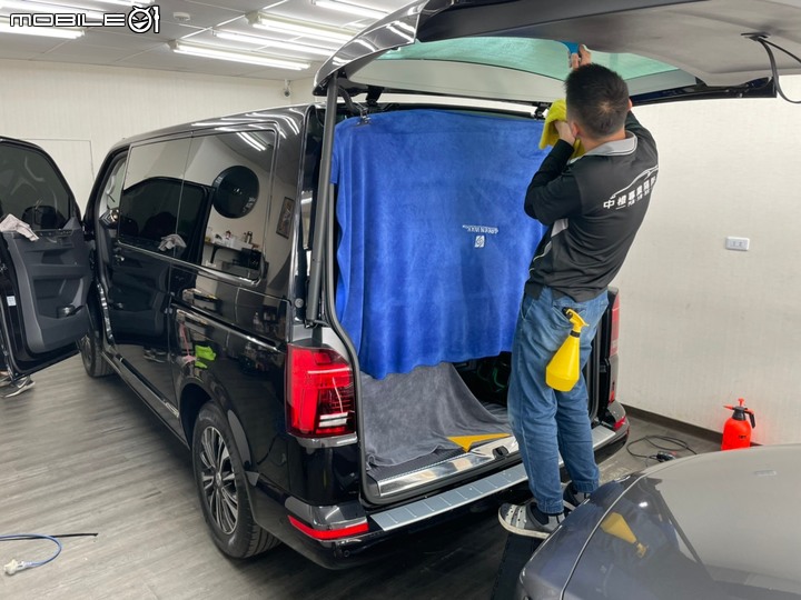 新車Multivan 貼帥氣隔熱紙 前檔T2-30+車身T2-15