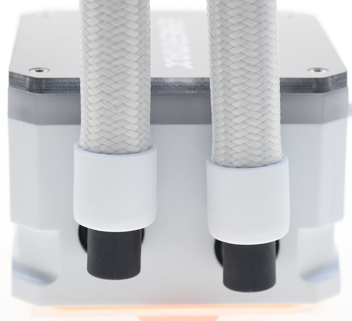 純白版ENERMAX LIQMAXIII 360一體式水冷動手玩