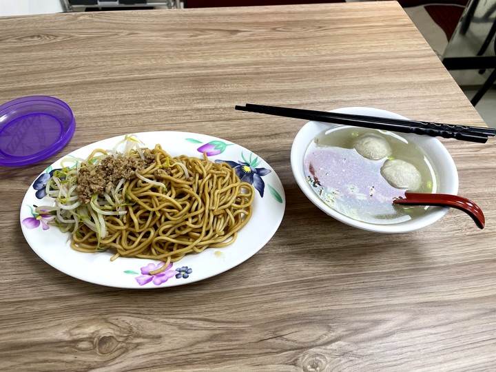 推薦:南京東路五段123巷古早味---豬血湯+炒麵