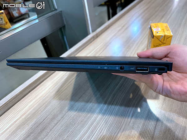 點我看大圖 天天都在南科帶著 ASUS B9450 四處監工救援調度趴趴走