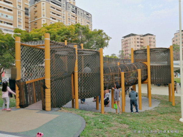 高雄最新特色公園！1.27公頃免費玩到爽巨大沙坑、攀爬隧道超刺激