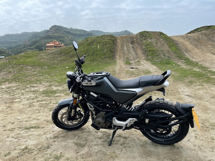 Husqvarna Svartpilen 401(黑箭401)水牛坑開箱小試