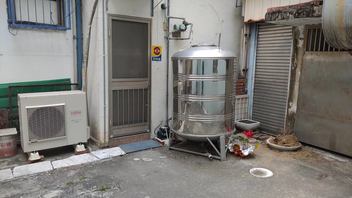 點我看大圖 鄰居店面把冷氣室外機裝在我家店面的後面,請問對方有什麼法律責任與該如何處理?