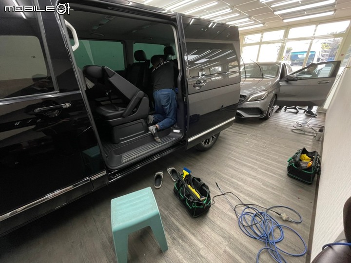 新車Multivan 貼帥氣隔熱紙 前檔T2-30+車身T2-15
