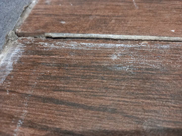 浴廁磁磚填縫處裂開, 求解(文長,慎入)